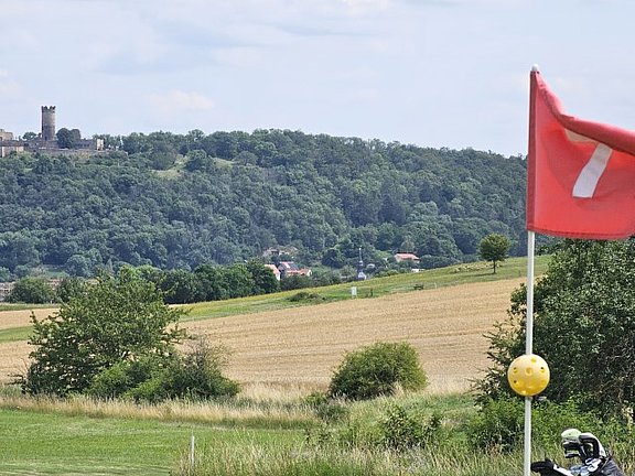 Das_siebte_Gruen_mit_einer_der_drei_Burgen_im_Hintergrund.jpg  