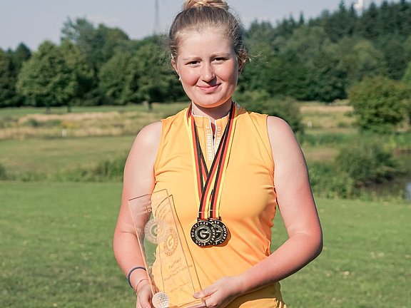 23-07-10-amelie-paloma-gonzlez-podbicanin-prsentiert-die-trophe-fr-den-gewinn-der-iam-der-golfer-mit-behinderung-cv-sport-promotion__Mittel_.jpeg  