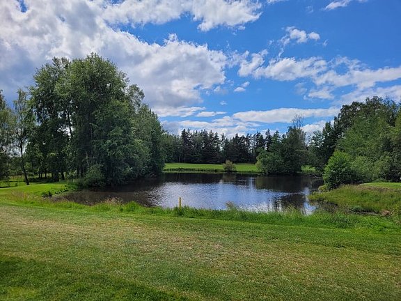 Golfplatz_mit_See.JPG  